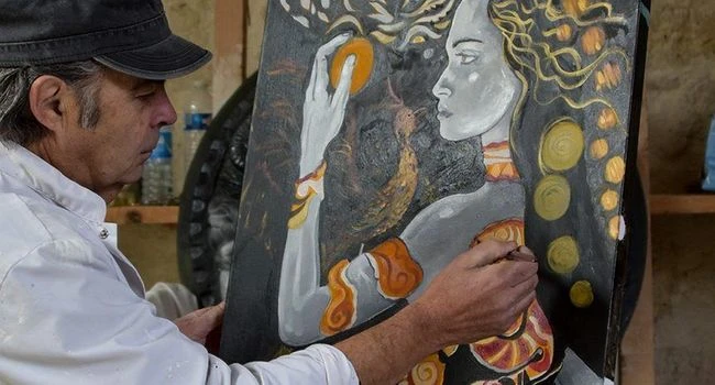 Richard Carratier, dans son atelier, s'adonne à sa passion de la peinture.