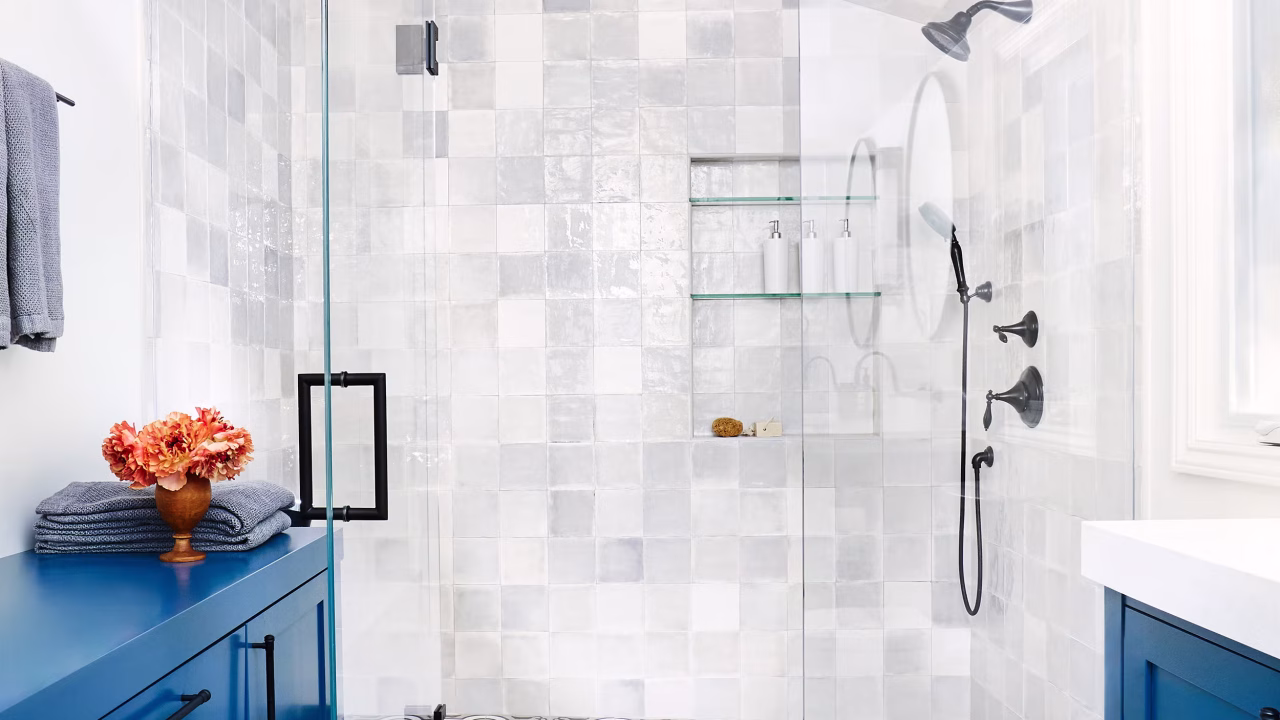 Optez pour une salle de bain minimaliste avec une douche à l’italienne signée Sirhona